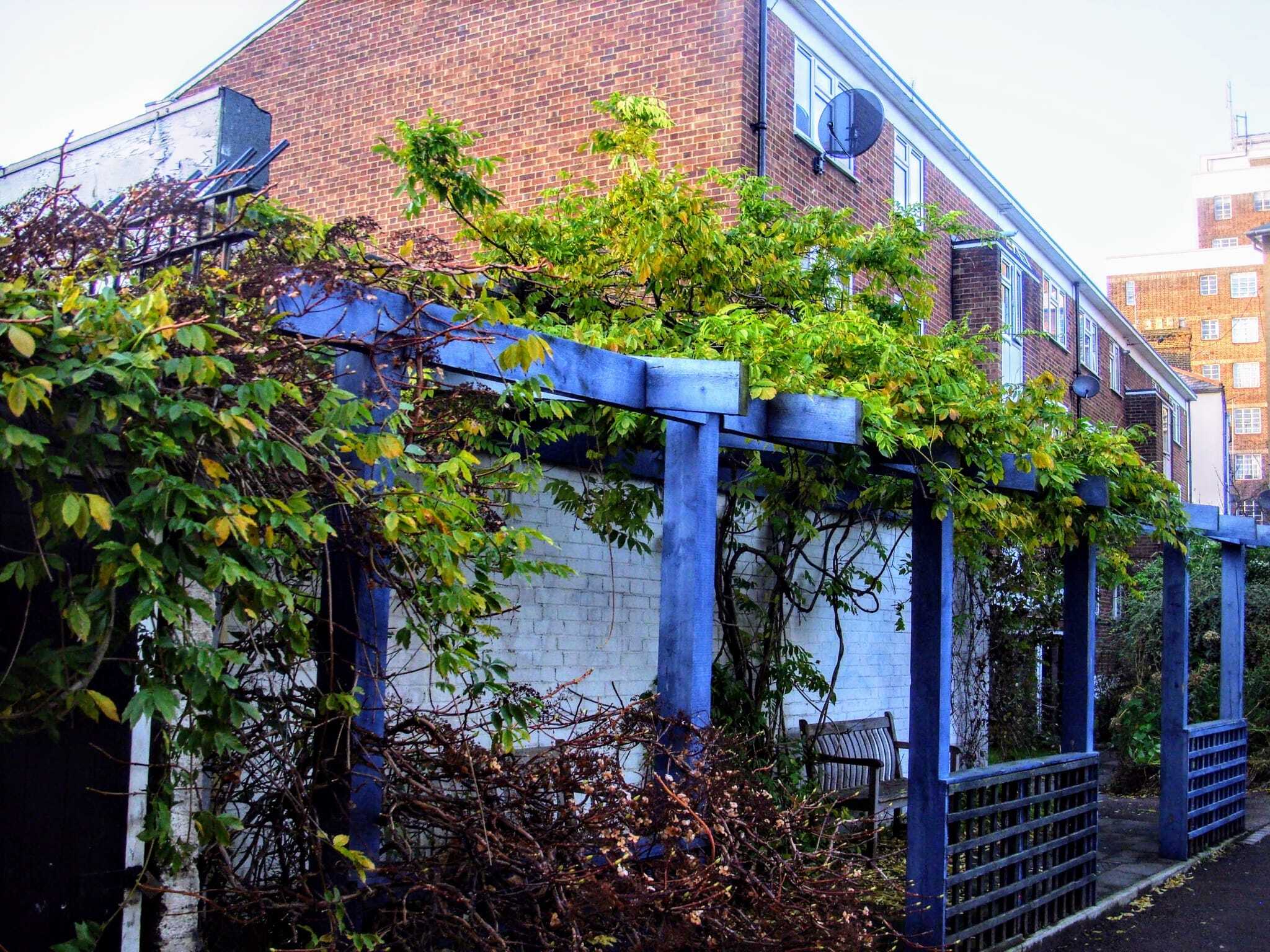 Flat Minford Gardens in Greater London