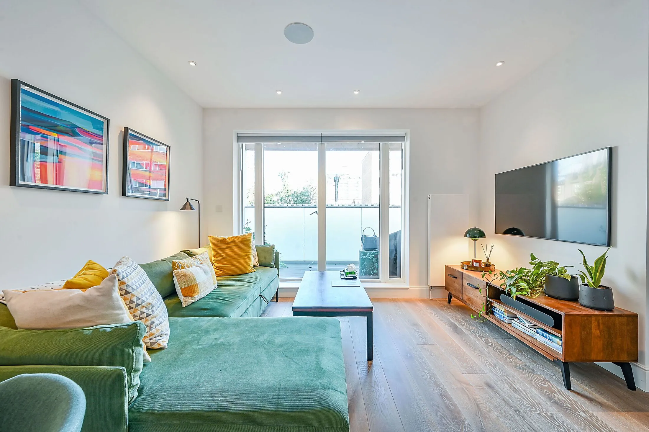 Flat Broughton Road in Greater London