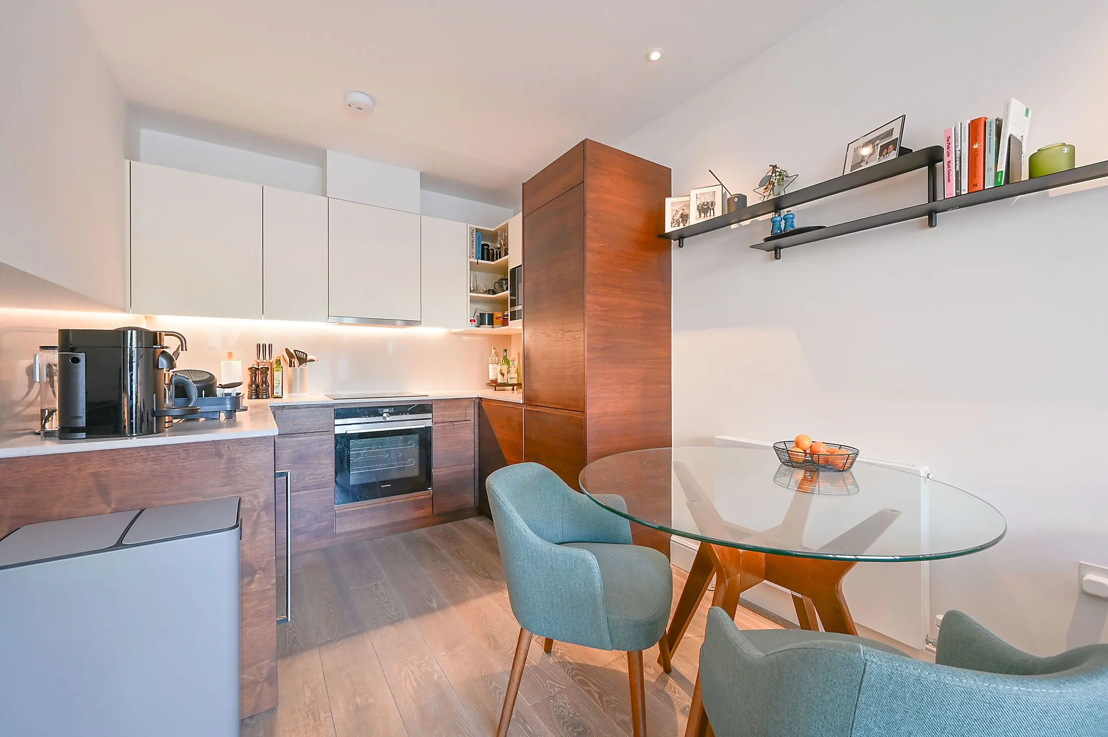 Flat Broughton Road in Greater London