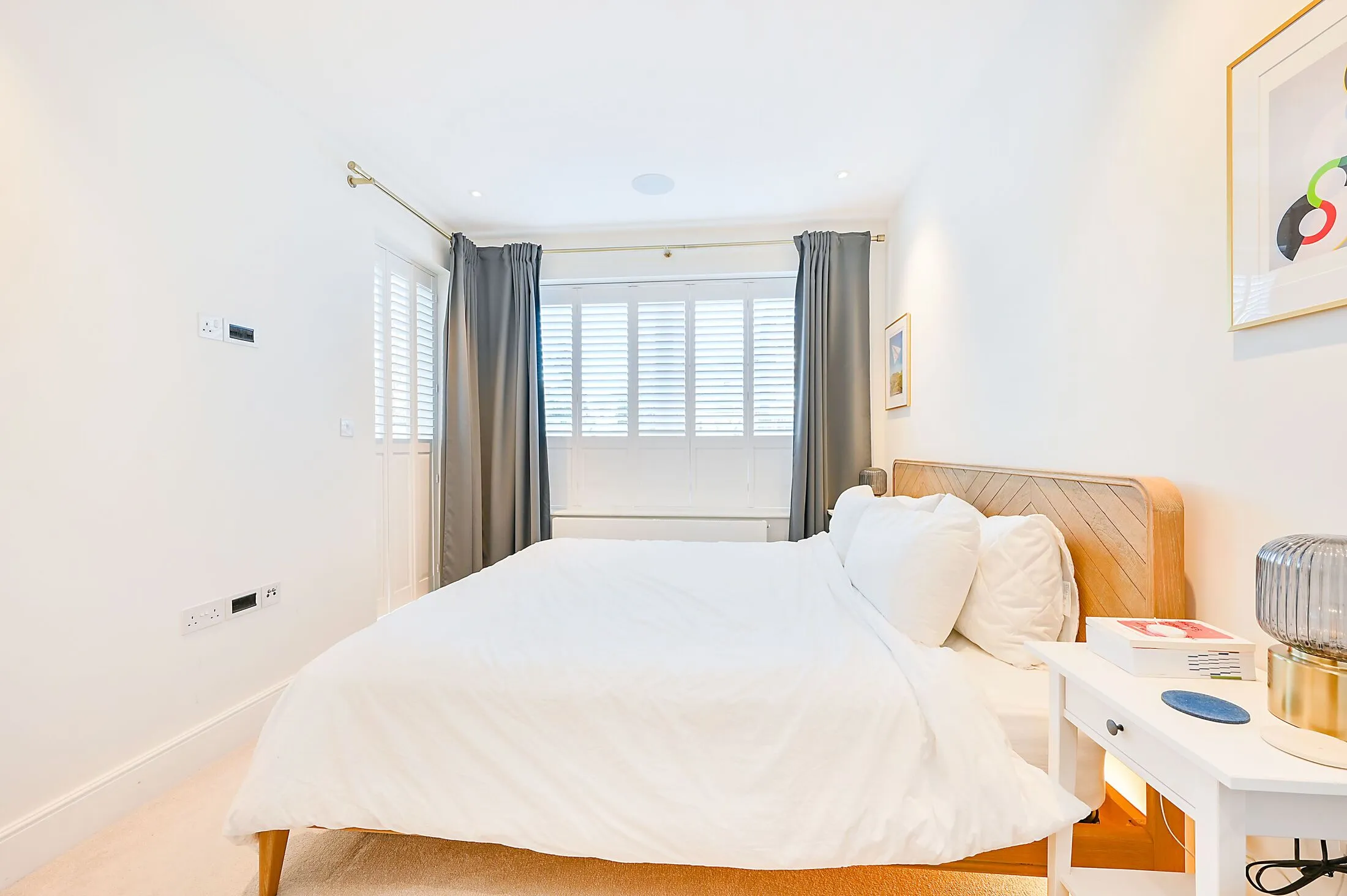Flat Broughton Road in Greater London