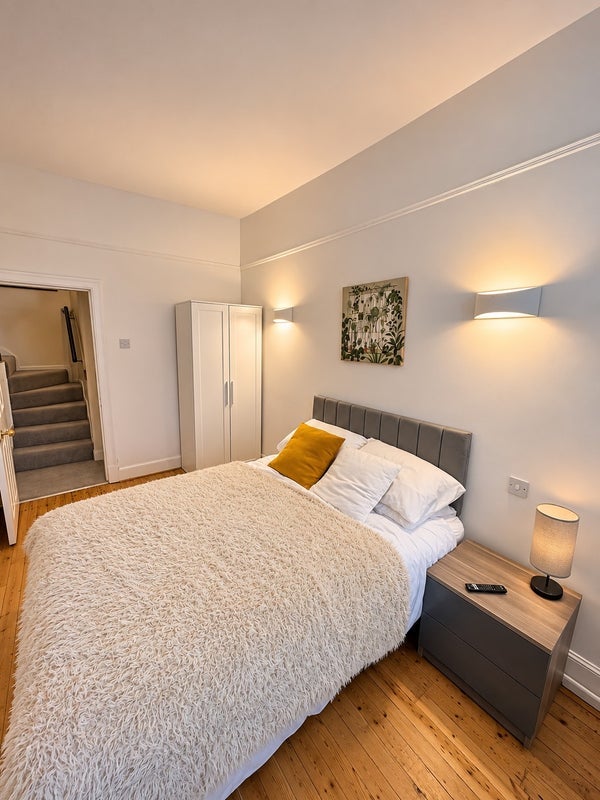 Room Kensington Road in Glasgow