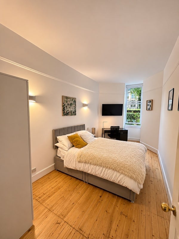 Room Kensington Road in Glasgow