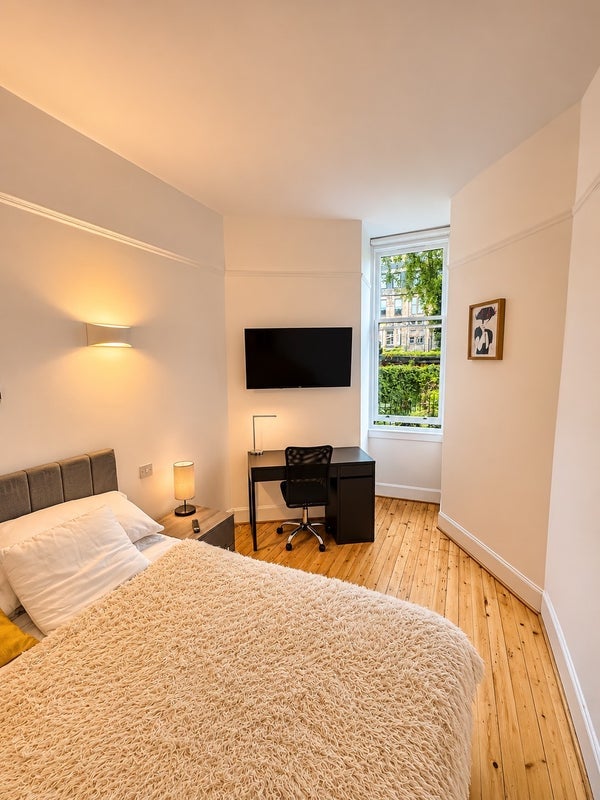 Room Kensington Road in Glasgow