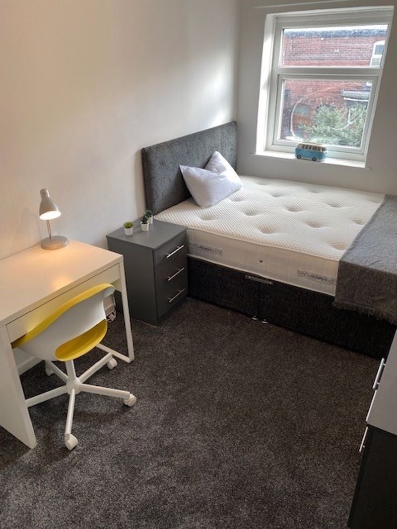 Room Junction Close in Bolton