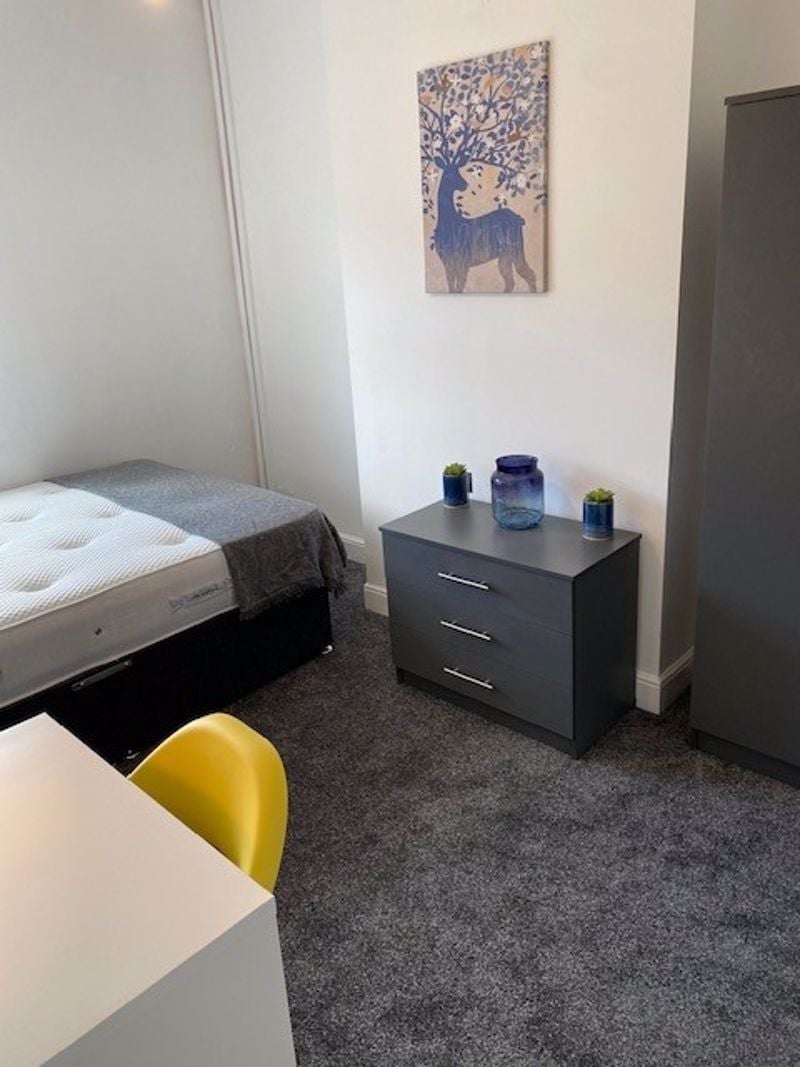 Room Junction Close in Bolton