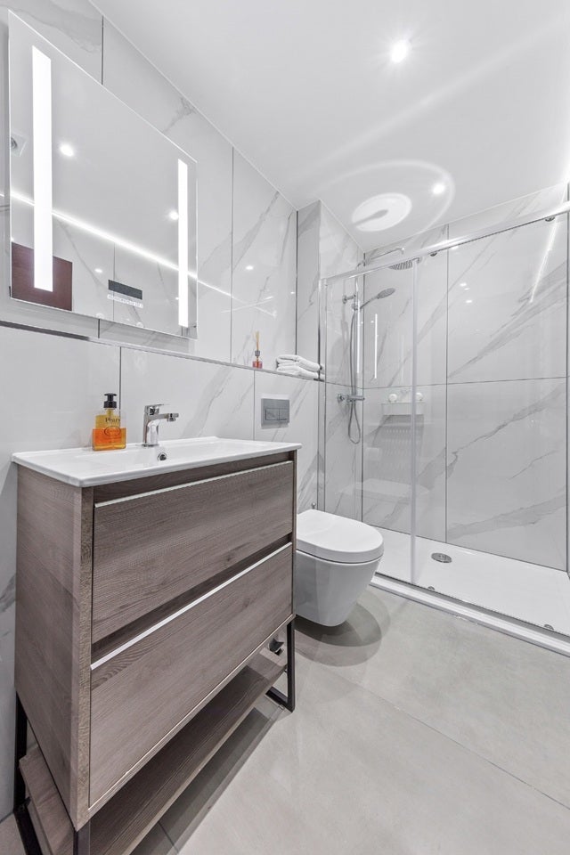 Flat Woodstock Road in Greater London