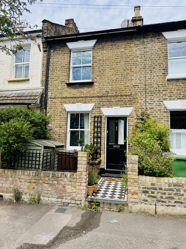 House Grosvenor Rise East in Greater London