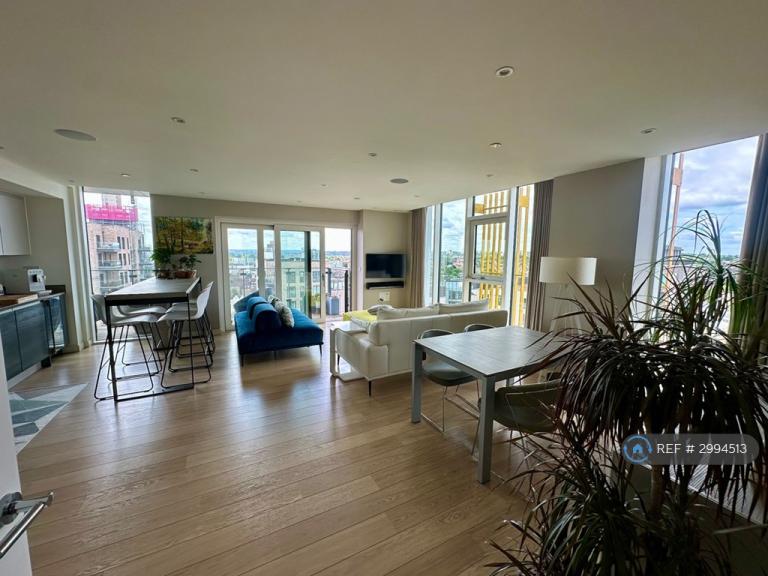Flat Enterprise Way in Greater London