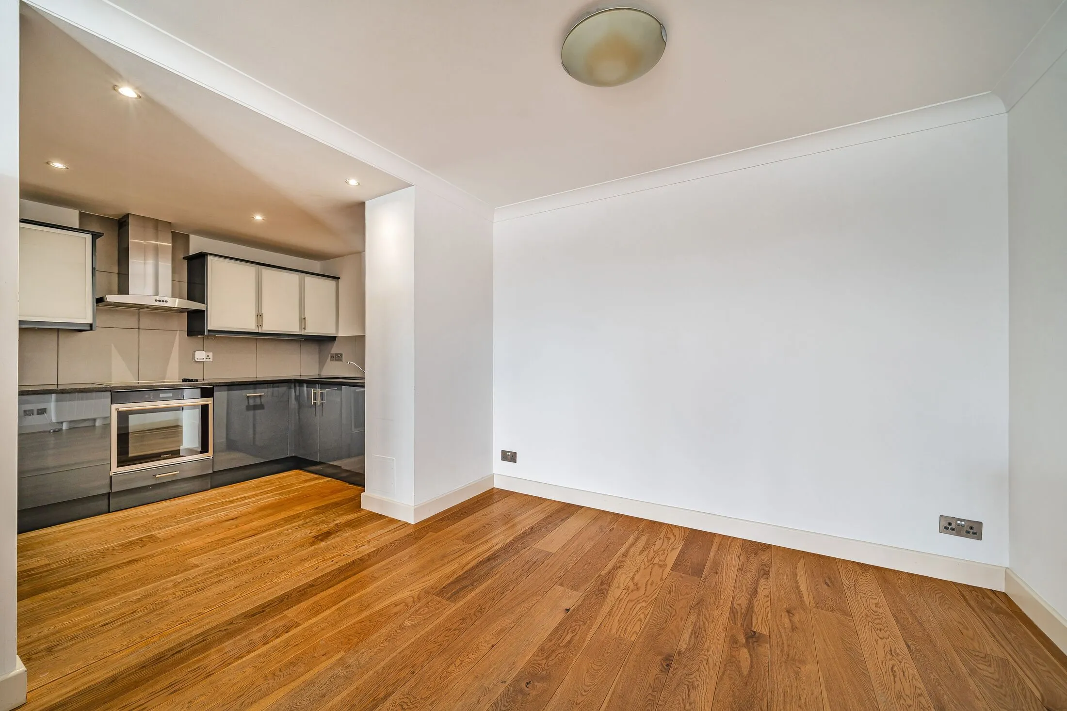 Flat Westferry Road in Greater London