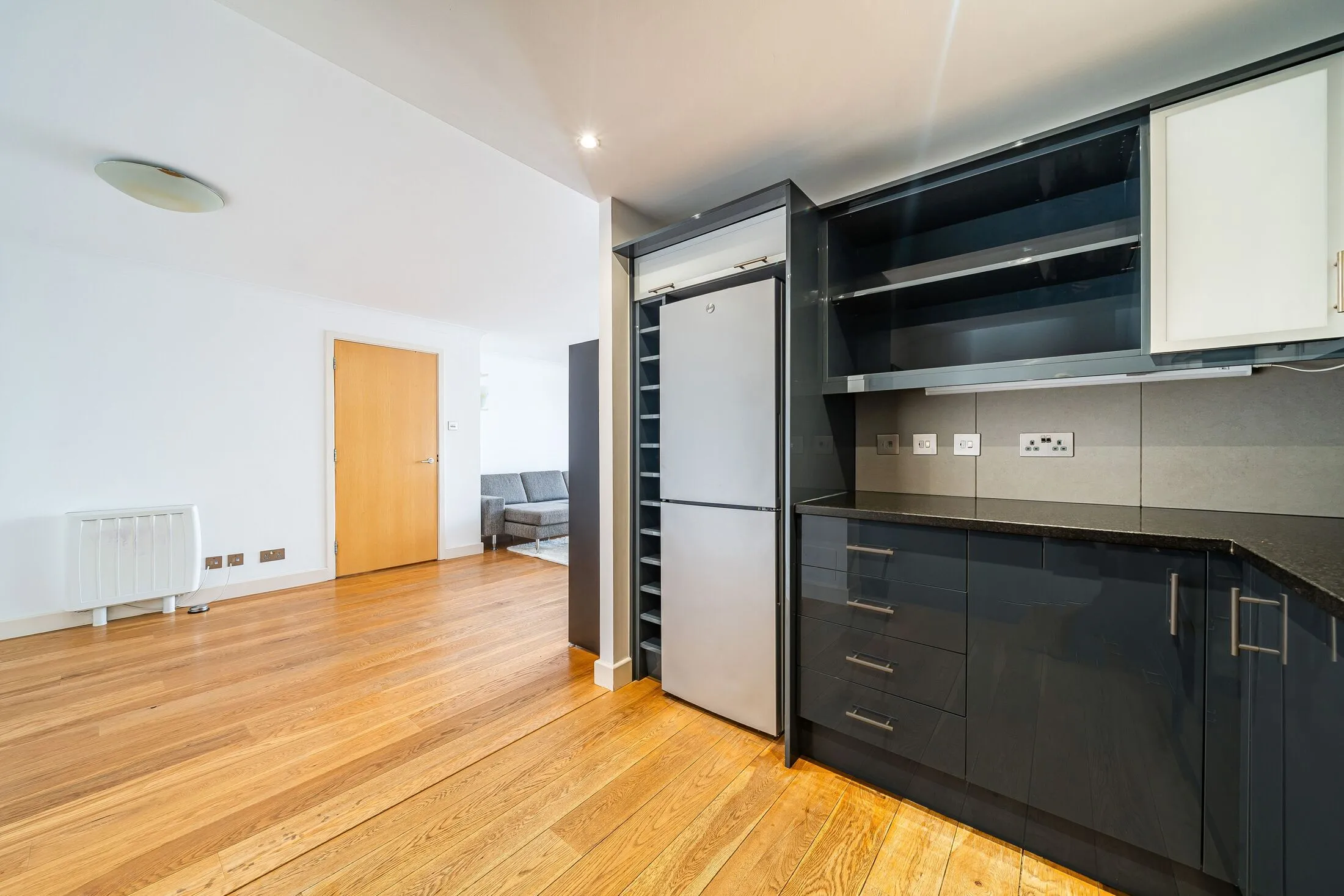 Flat Westferry Road in Greater London