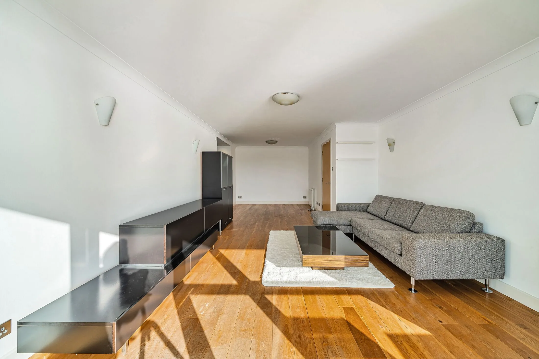 Flat Westferry Road in Greater London