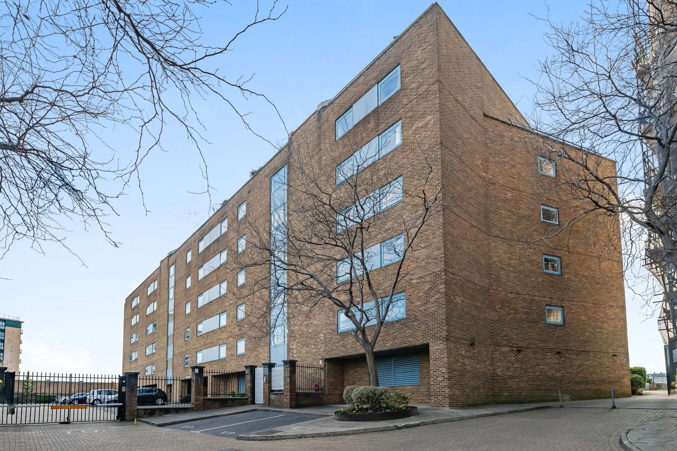 Flat Westferry Road in Greater London