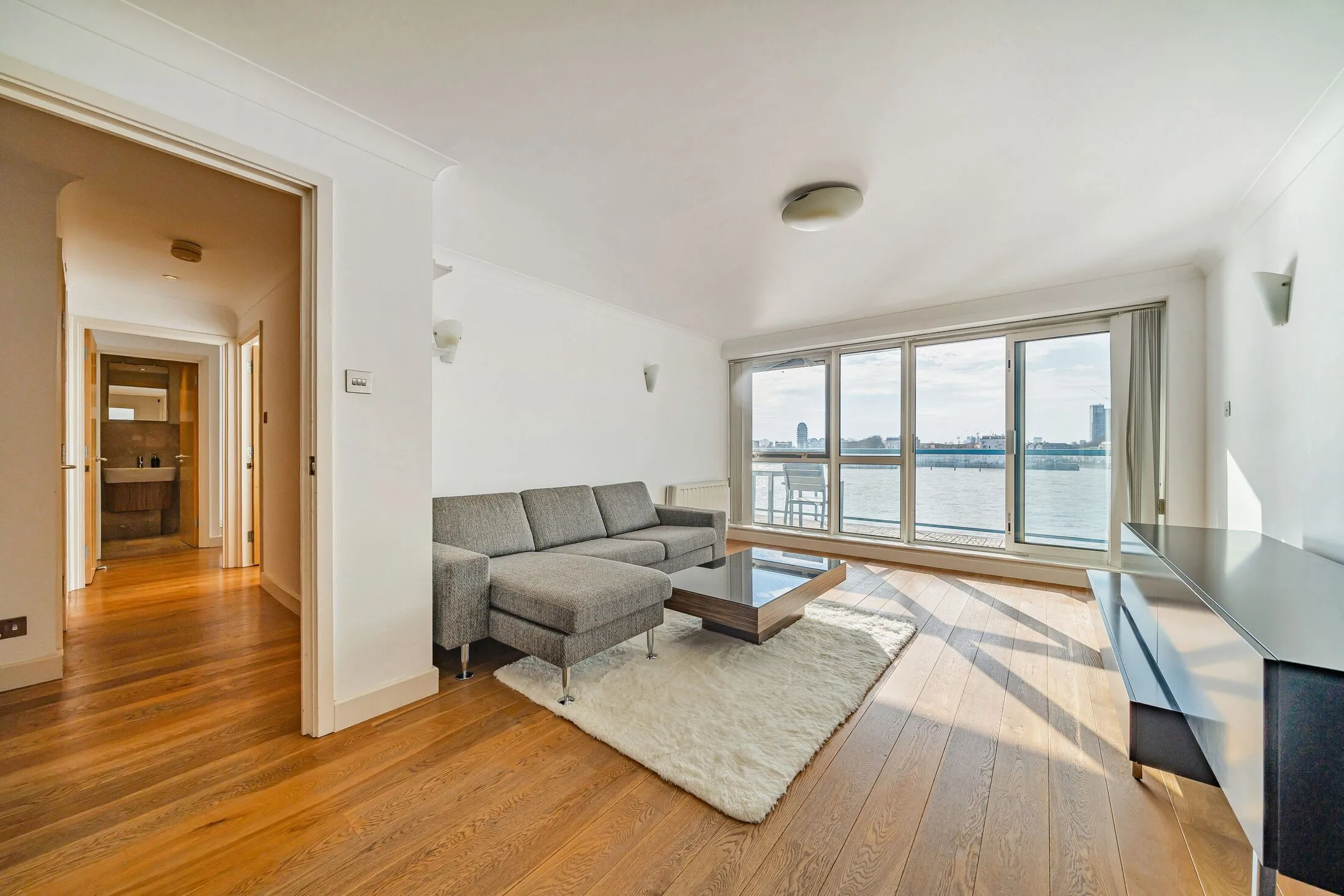 Flat Westferry Road in Greater London