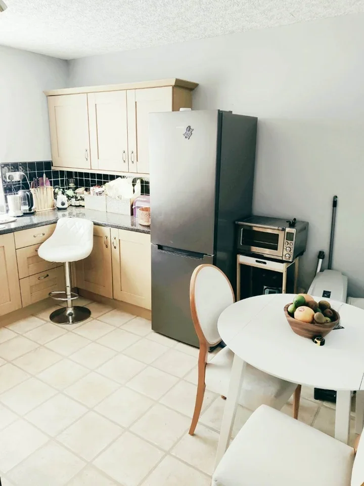 Room Knighton Drive in Leicester