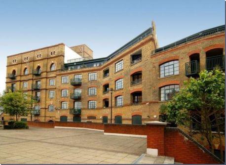 Flat Rotherhithe Street in Greater London