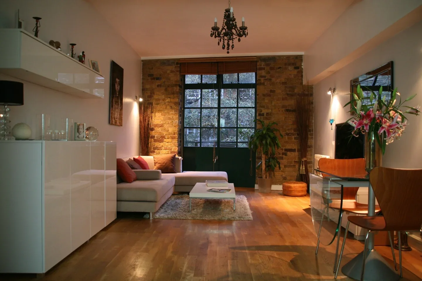Flat Rotherhithe Street in Greater London
