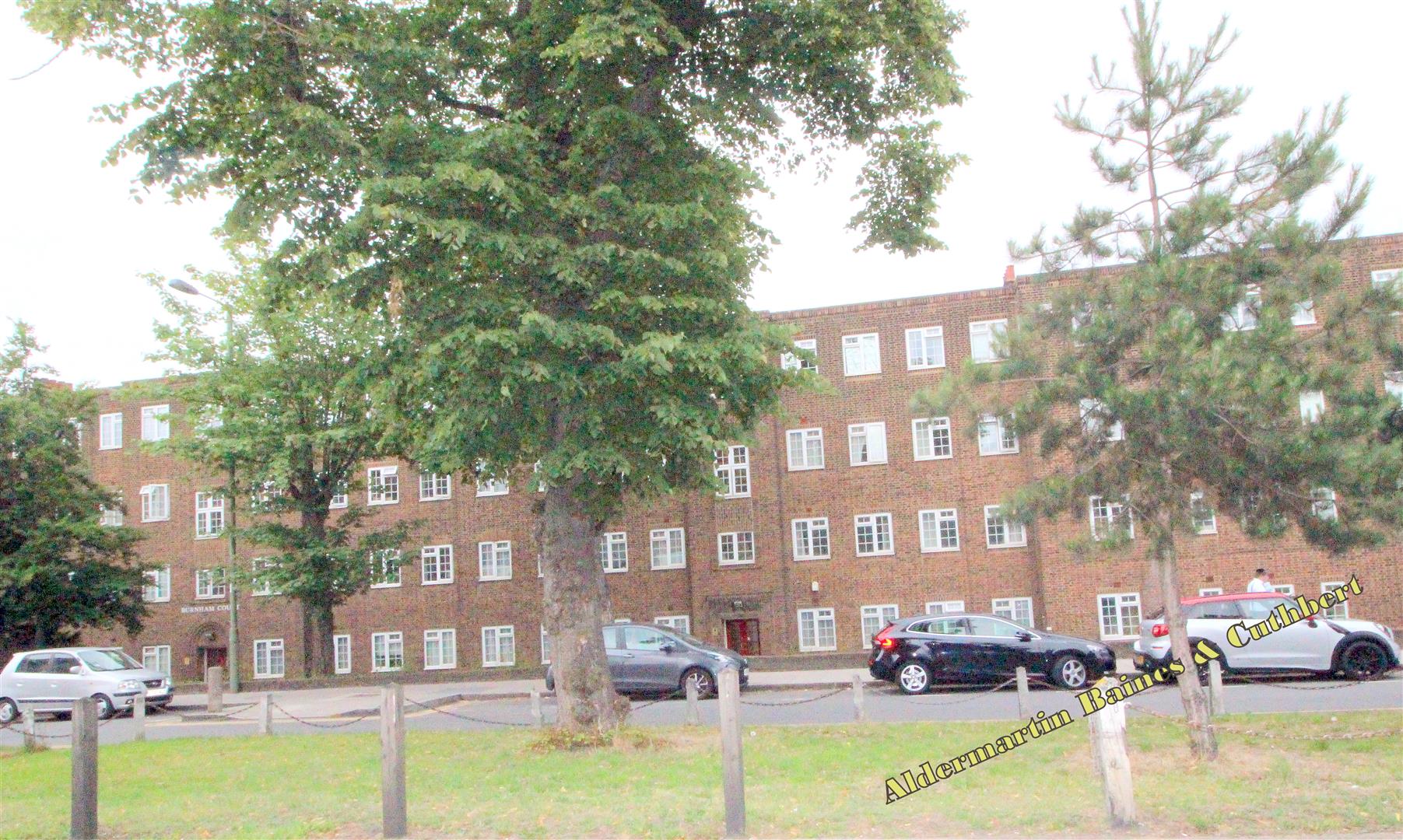 Flat Victoria Road in Greater London