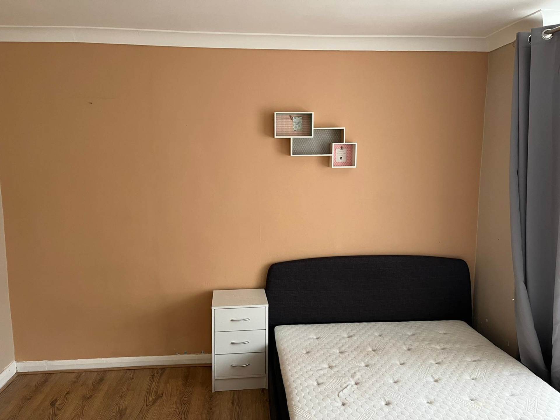 Flat Drew Gardens in Greater London