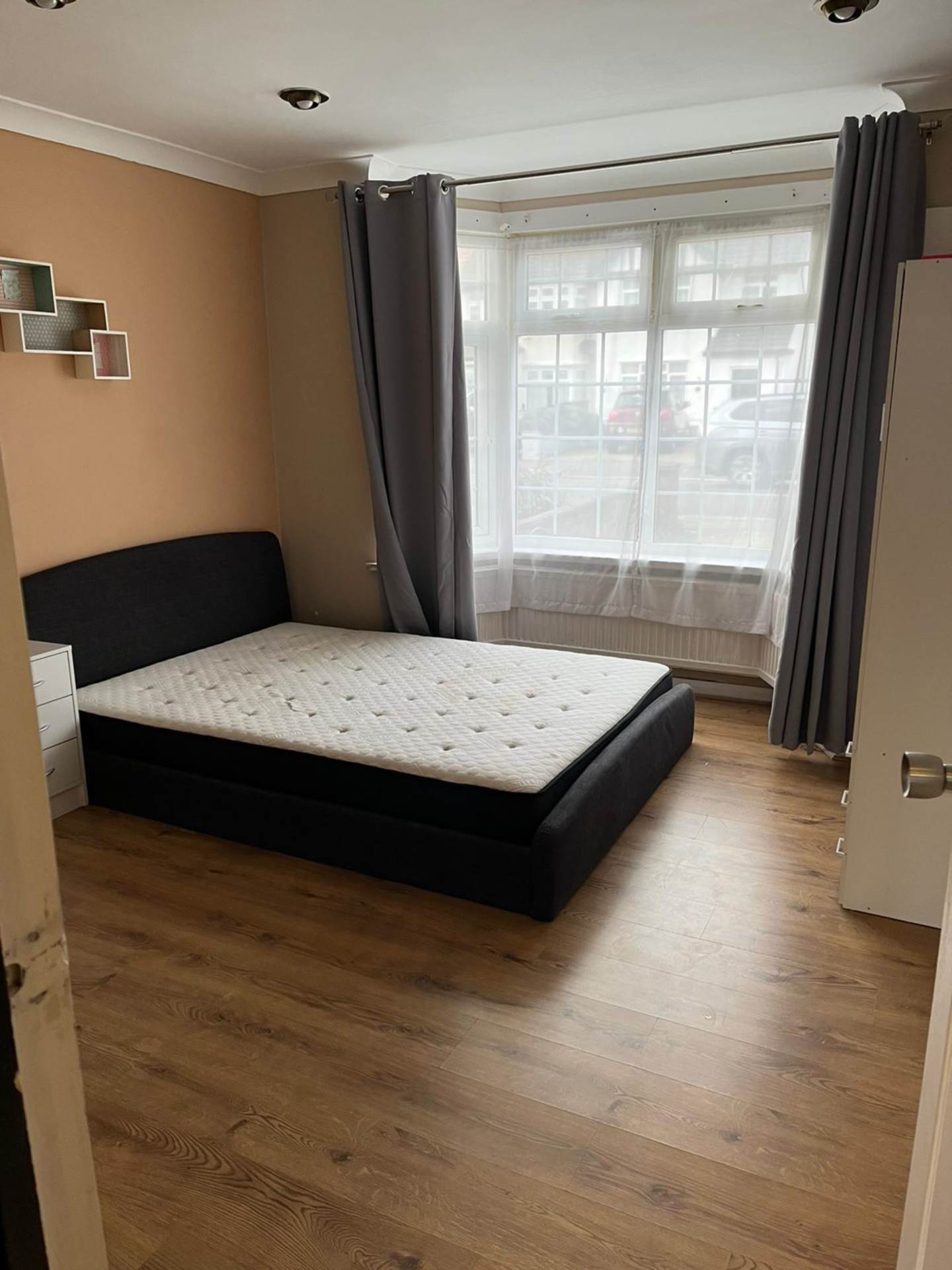 Flat Drew Gardens in Greater London