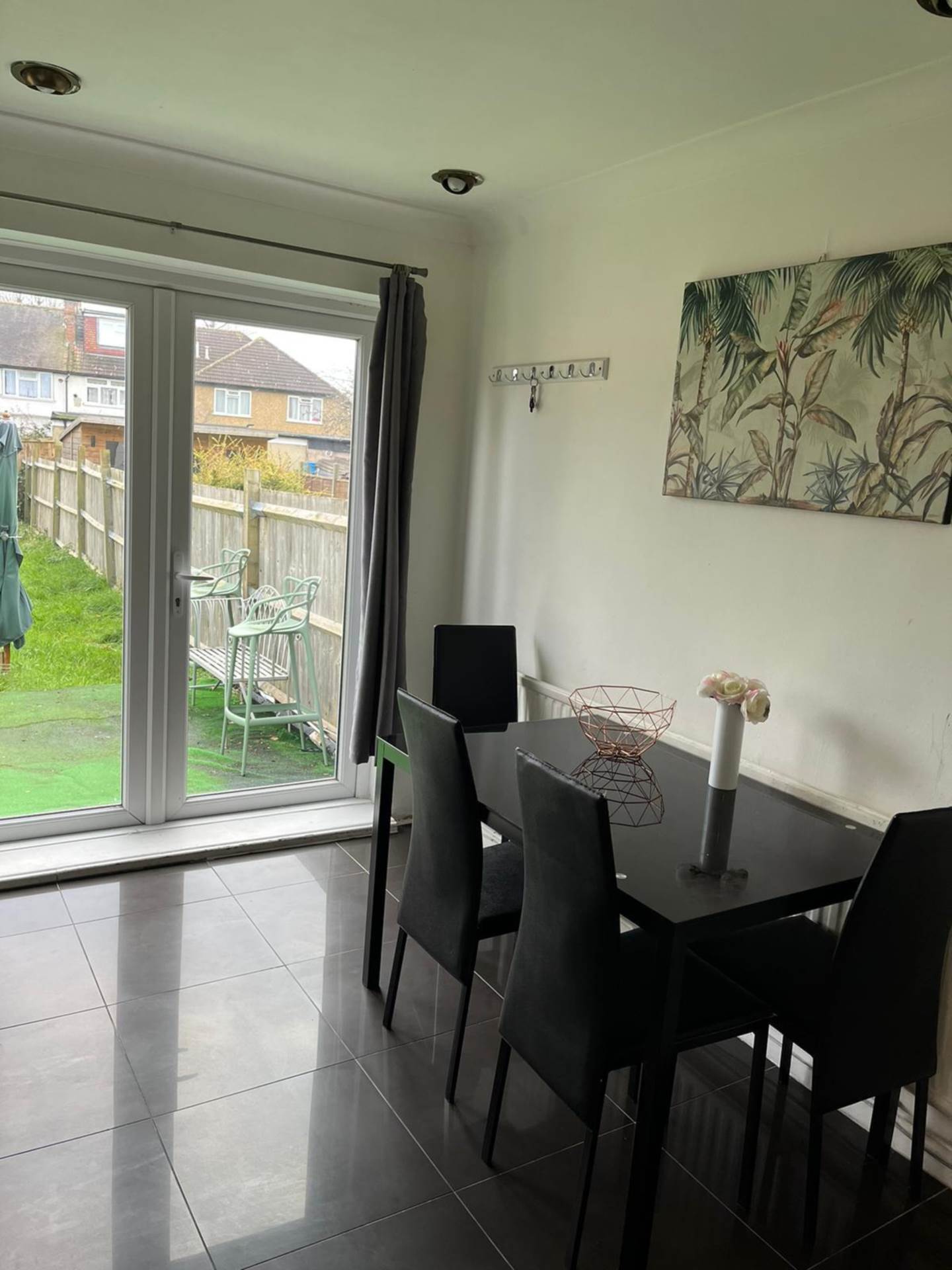 Flat Drew Gardens in Greater London