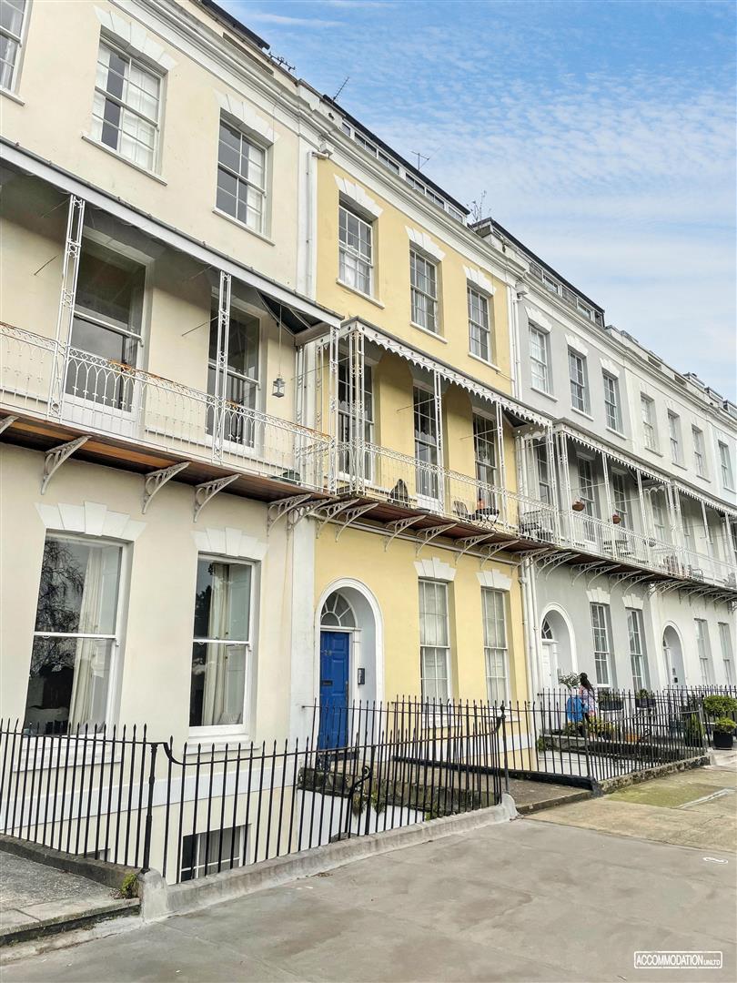 Flat Royal York Crescent in Bristol