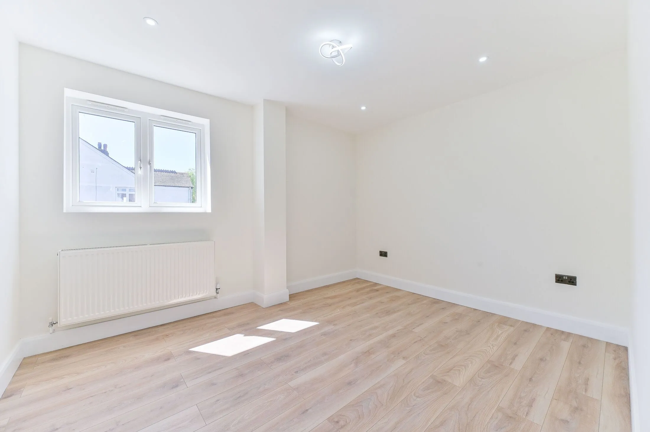 Flat Waverley Way in Greater London