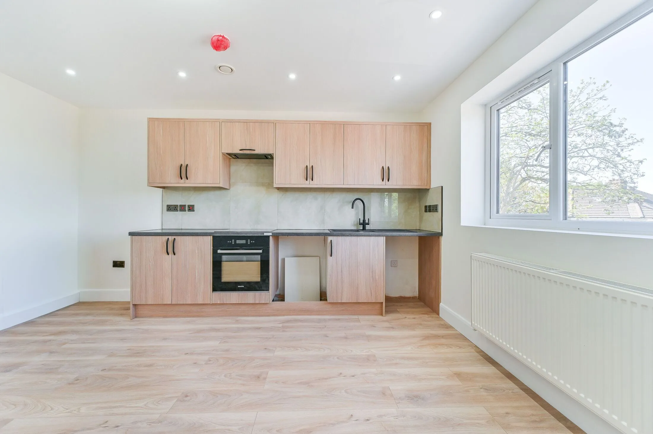 Flat Waverley Way in Greater London
