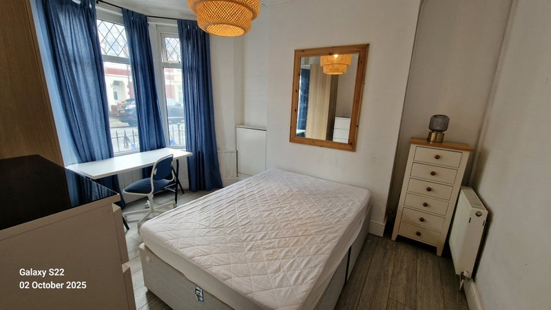 Room Australia Road in Cardiff