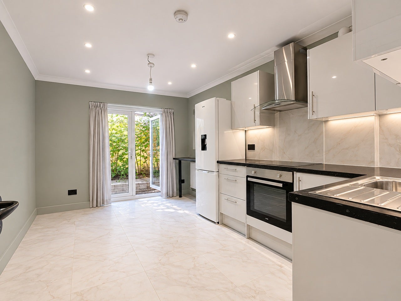 Flat Bingley Road in Greater London
