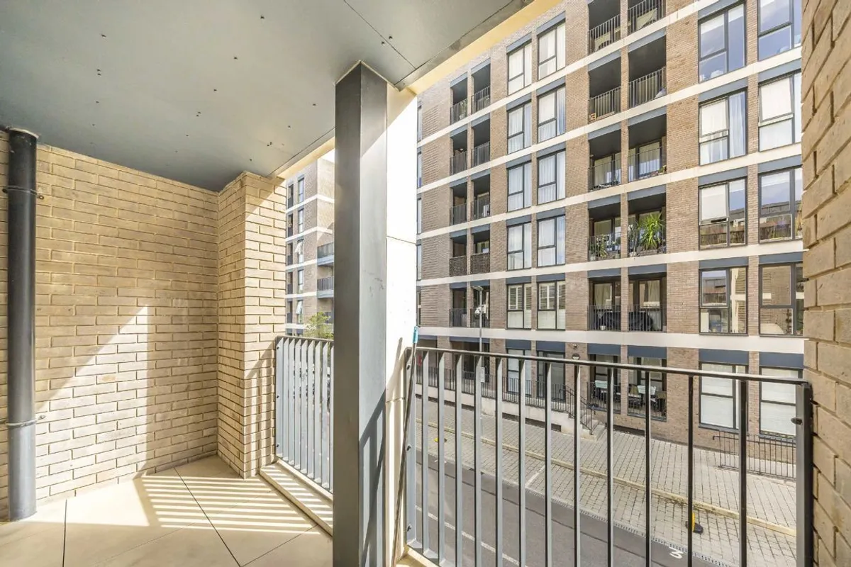 Flat Ravensbury Terrace in Greater London