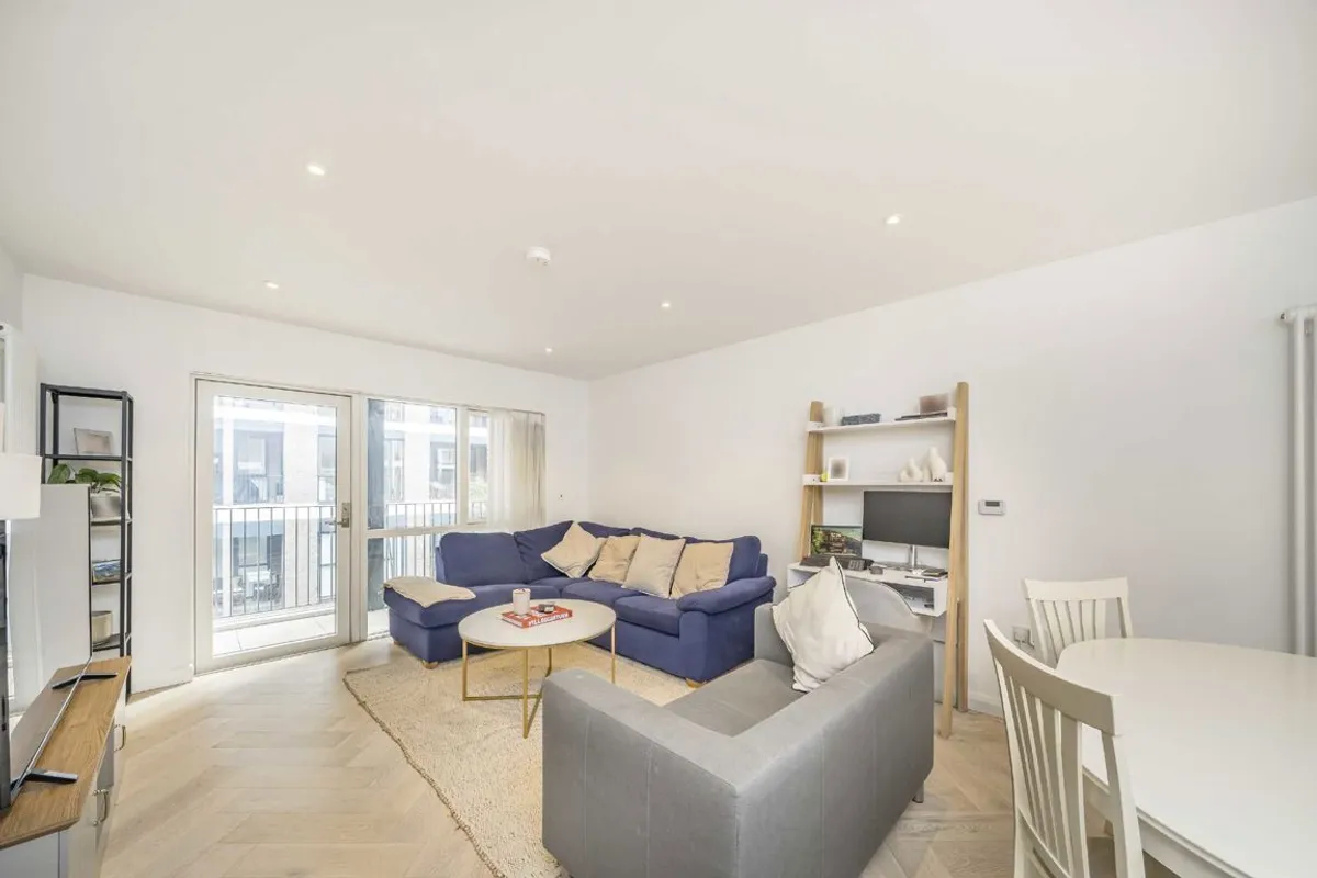 Flat Ravensbury Terrace in Greater London