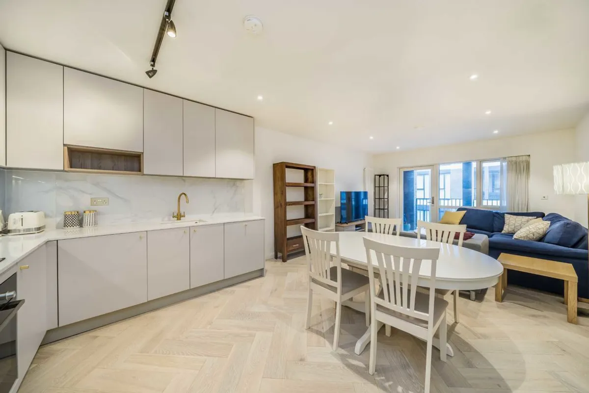 Flat Ravensbury Terrace in Greater London