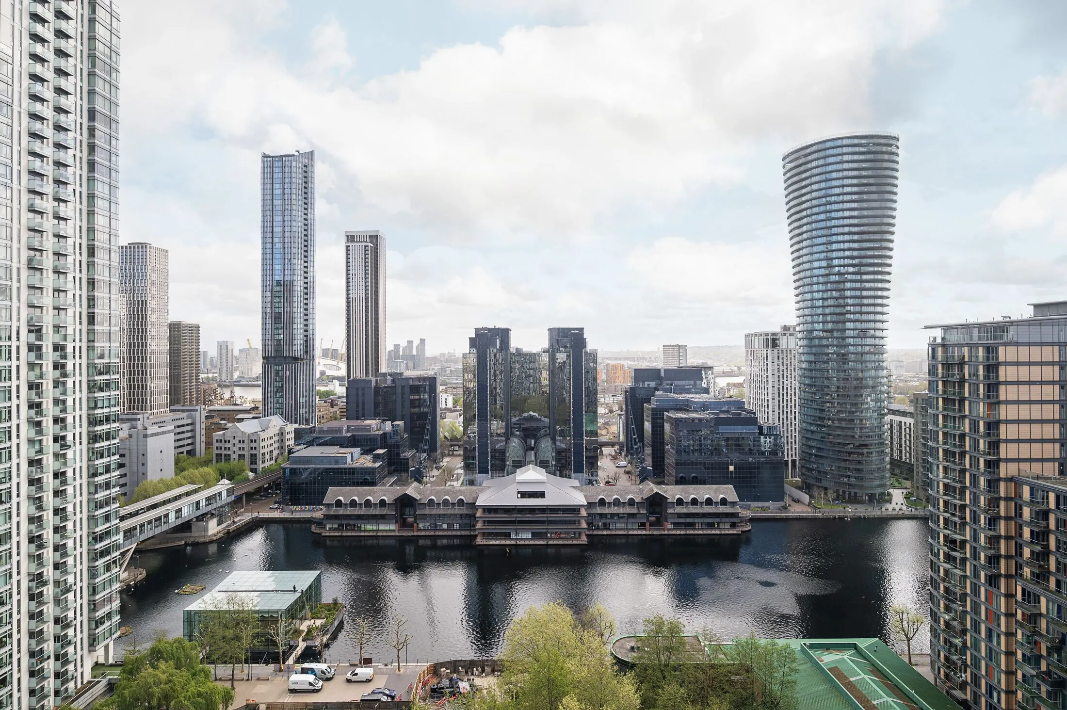 Flat Harbour Way in Greater London