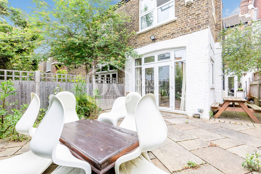 House Tetherdown in Greater London