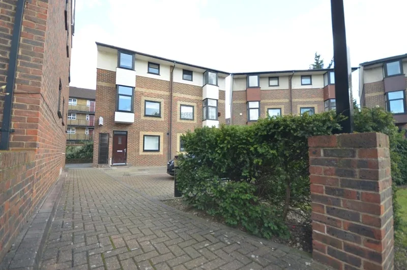 House Barnfield Place in Greater London