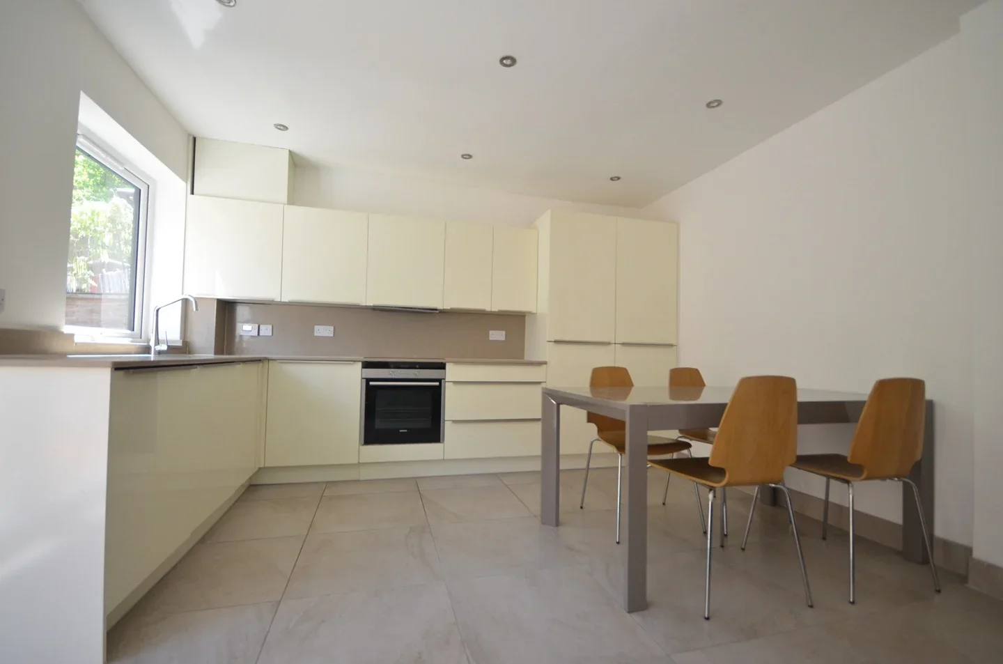 House Barnfield Place in Greater London