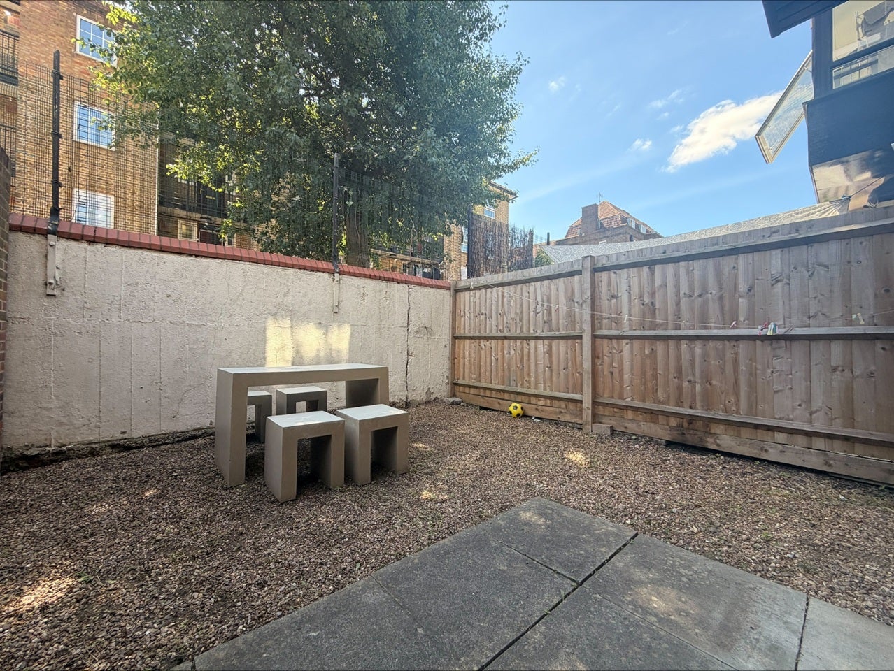 House Barnfield Place in Greater London