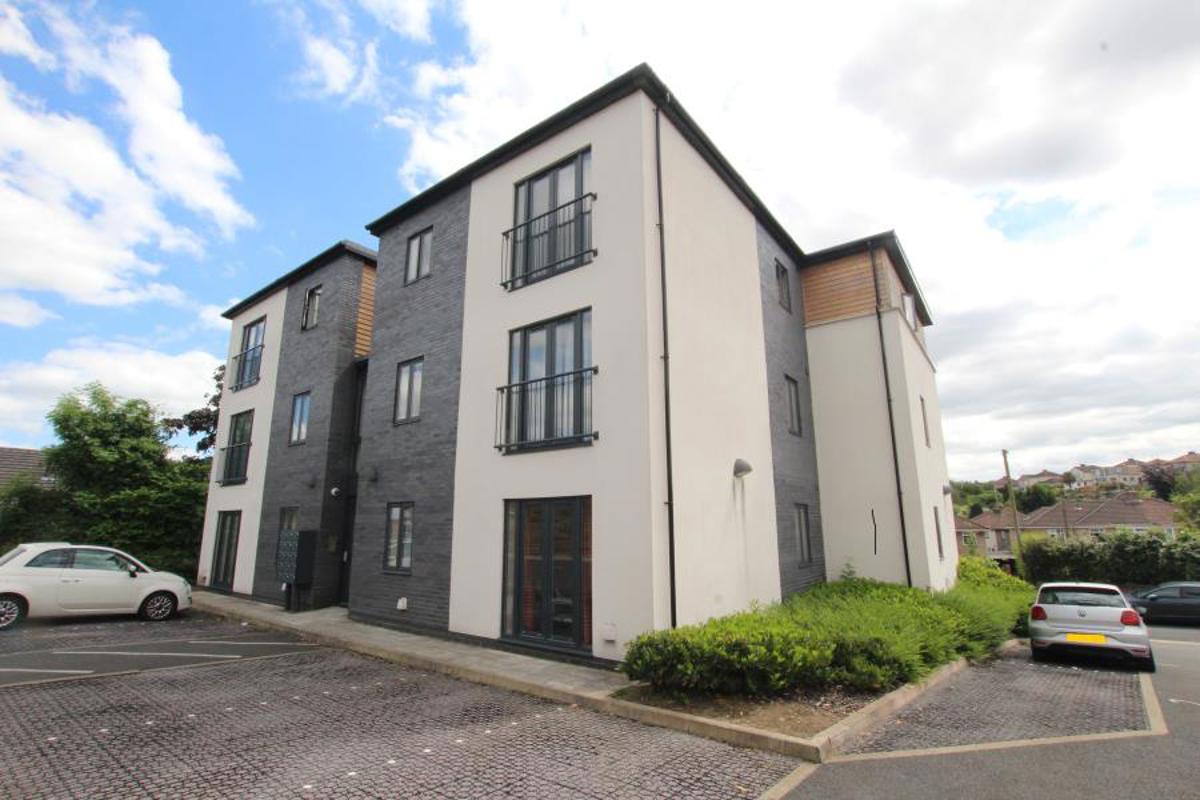 Flat Stanbridge Road in Bristol