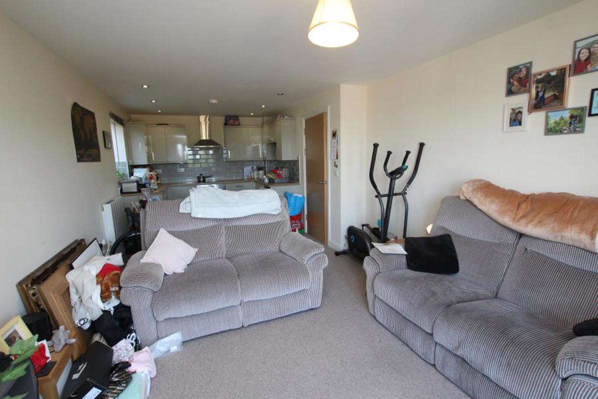 Flat Stanbridge Road in Bristol