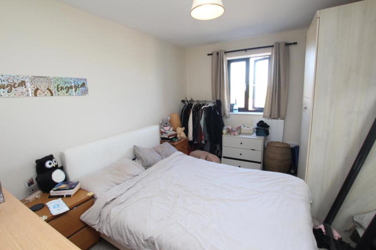Flat Stanbridge Road in Bristol
