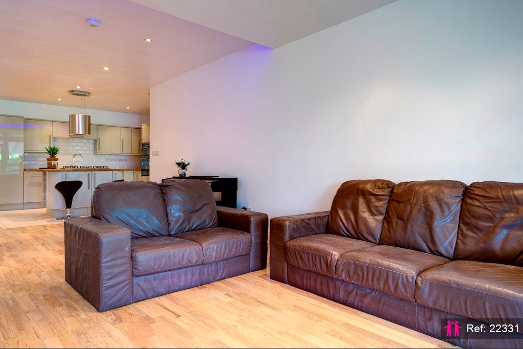 Flat Lombard Road in Greater London