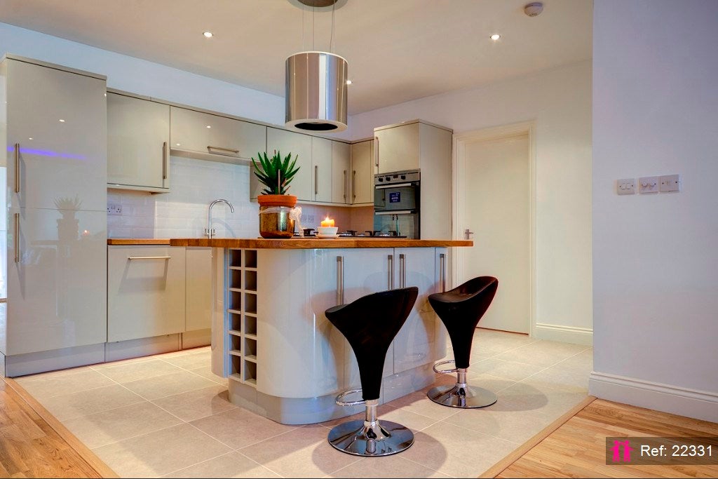 Flat Lombard Road in Greater London