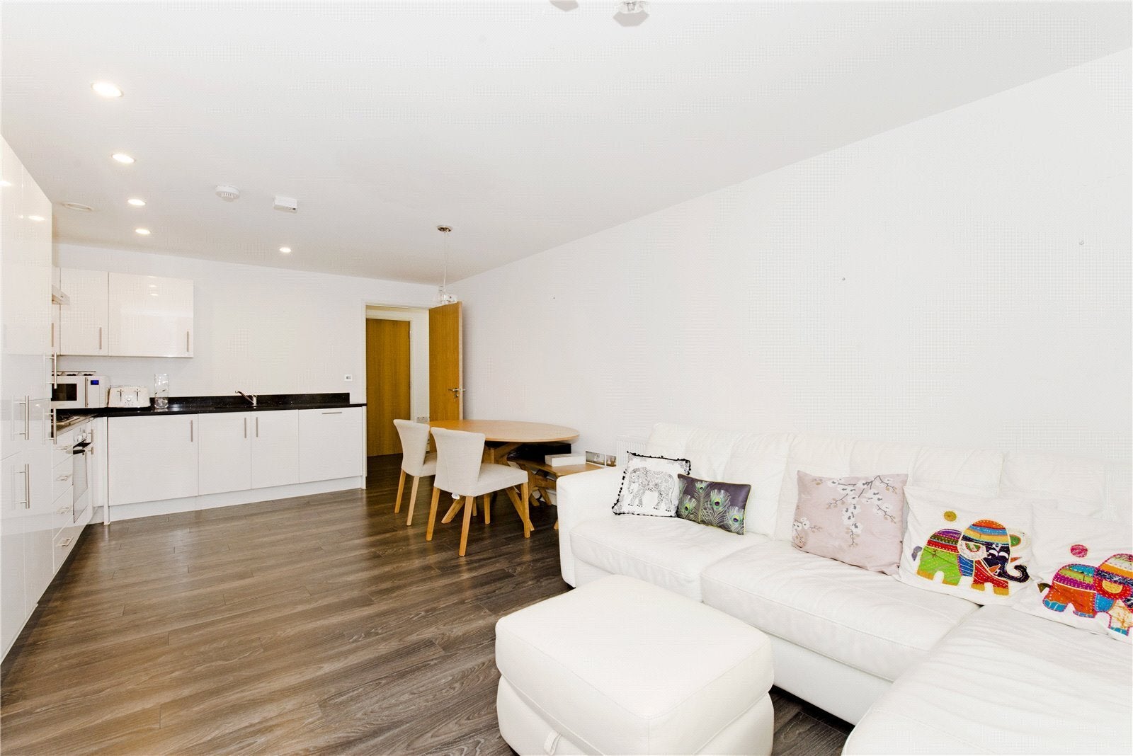 Flat Drovers Way in Greater London