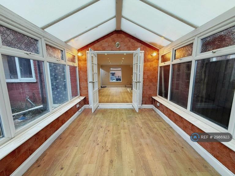 House Hurst Park Drive in Huyton