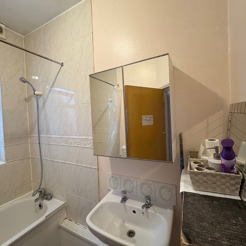 Room Pemberton Road in Greater London