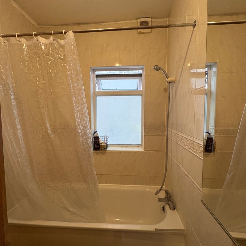 Room Pemberton Road in Greater London