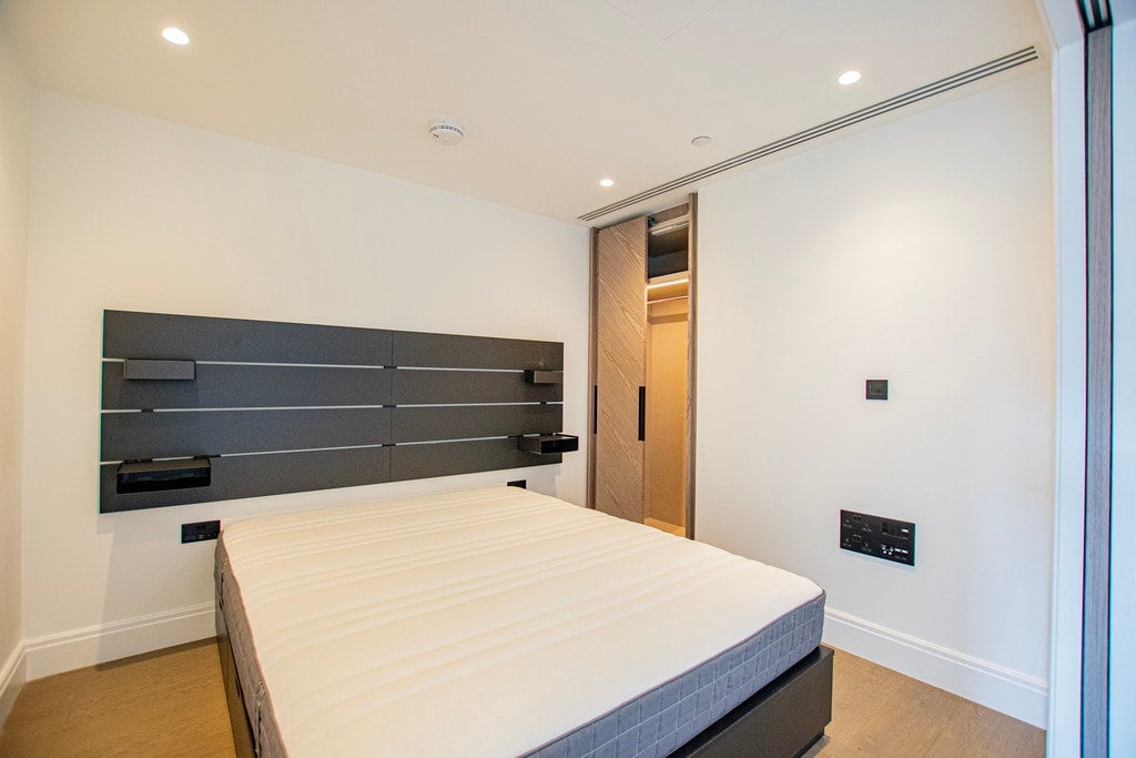 Flat Albert Embankment in Greater London