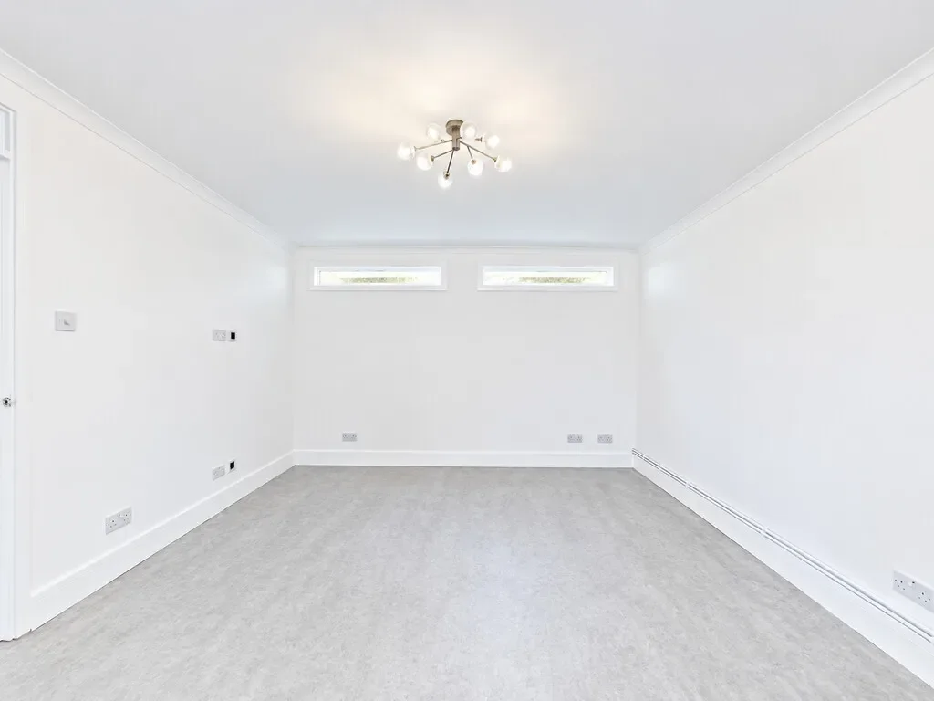 Flat Weald Close in Horsham