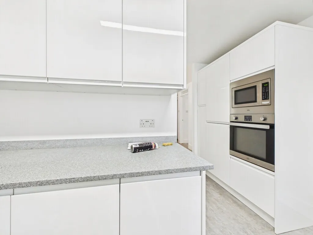Flat Weald Close in Horsham