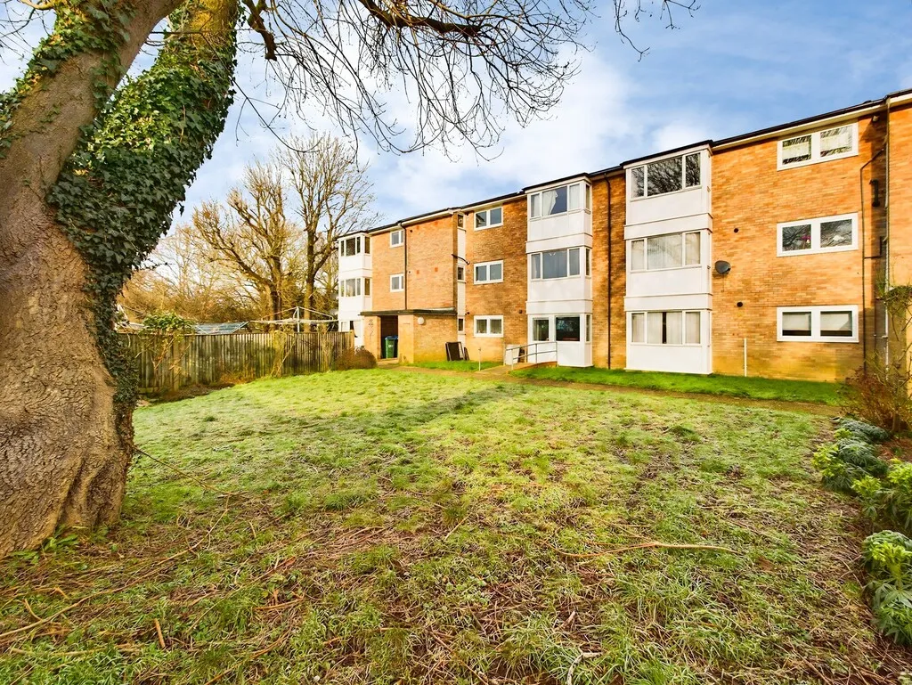Flat Weald Close in Horsham